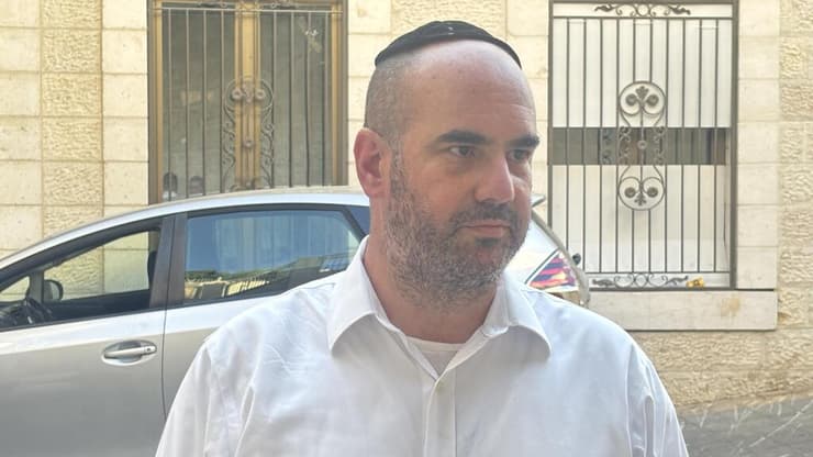 "היהדות לא שייכת לי או למישהו עם כובע, זו אחריות כוללת גם של החילונים". אליהו גלנצברג (צילום: גיל יוחנן ) קמפיין הבחירות של המפלגה "הציבור החרדי"