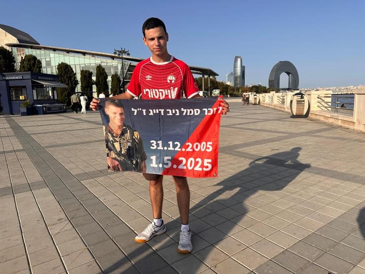 דור דייג עם תמונת אחיו, ניב דייג ז"ל