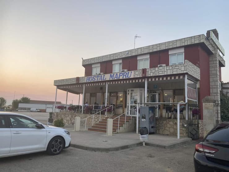 מצאנו את עצמנו בפונדק דרכים קטן של נהגי משאיות, מחוץ לכפר נידח בשם ויארמיאל. הפונדק
