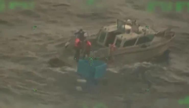 העלאת הדייגים הנעדרים אל ספינת חיל הים בשבוע שעבר מקסיקו דייגים נסחפו בים 5 ימים במכל קירור