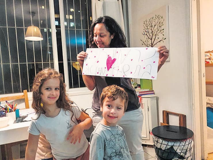 כרמית וילדיה בבית שנהרס (צילום: אלבום פרטי) כרמית מאירוביץ וילדיה, אביגיל ויהל