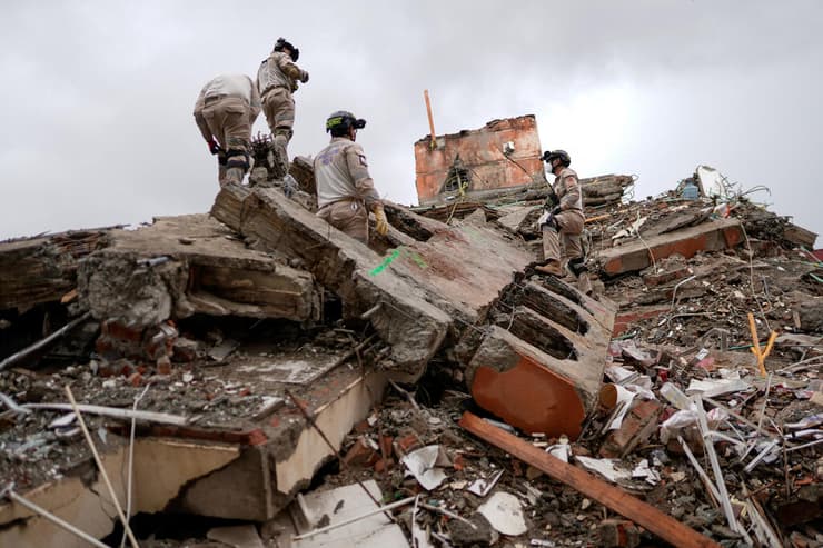 נזקי רעידת האדמה שפקדה את קולומביה (צילום: Sergio Acero/Reuters) נזקי רעידת האדמה שפקדה את קולומביה