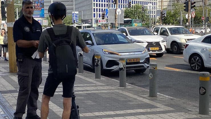 פקח נותן דוח לרוכב בת"א | צילום: יצחק טסלר פקח נותן דוח לרוכב בת"א | צילום: יצחק טסלר