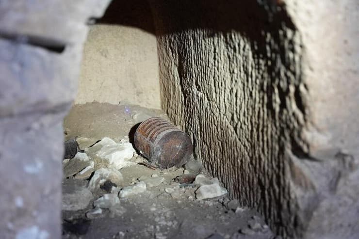 מערת קבורה עתיקה וממצאים ארכיאולוגיים שהתגלו במהלך פעילות מבצעית בסילוואן שבמחוז ירושלים (צילום: דוברות המשטרה) מערת קבורה עתיקה וממצאים ארכיאולוגיים שהתגלו במהלך פעילות מבצעית בסילוואן שבמחוז ירושלים
