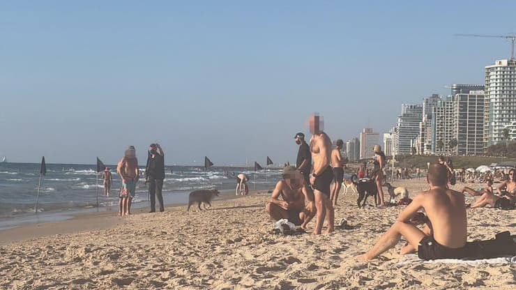 מאבטח מכוון את נשקו על מתרחצים 