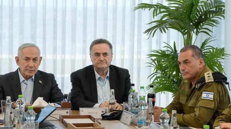 זמיר, כ"ץ ונתניהו בדיון בפיקוד המרכז. ראש הממשלה התקיל בדיון על הפשיעה הלאומנית (צילום: מעיין טואף/ לע״מ) הערכת מצב ביטחונית על מרחב יהודה ושומרון