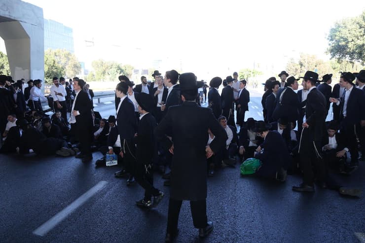צילום: יריב כץ חרדים מפגינים בכביש 4