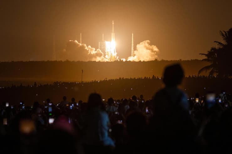 רקטת לונג מארץ' 7A ממריאה מאתר השיגור ונצ'אנג שבמחוז האינאן, סין, לעיני אלפי צופים בחוף קישווי ביי (REUTERS/Maxim Shemetov) רקטת לונג מארץ' 7A ממריאה מאתר השיגור ונצ'אנג שבמחוז האינאן, סין, לעיני אלפי צופים בחוף קישווי ביי