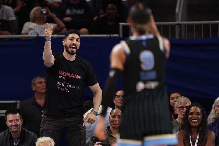 קאנטר והחולצה הפרובוקטיבית (צילום: Michael Reaves/Getty Images) קאנטר וקלאוד