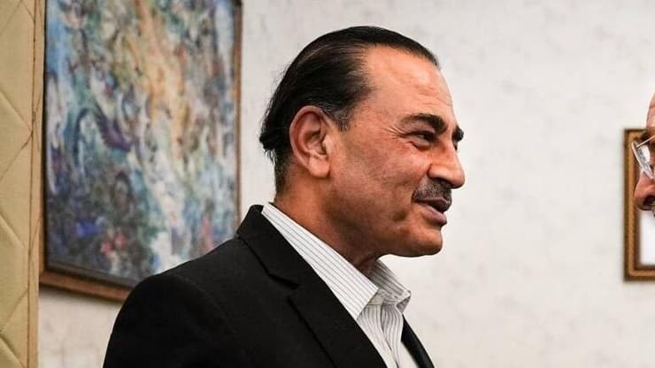 אסים מוניר מפקד צבא פקיסטון עם יו"ר יו"ר הפרלמנט האיראני מוחמד באקר קליבאף בביקור ב איראן