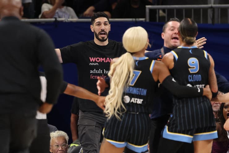 העימות בין קאנטר וקלאוד (צילום: Michael Reaves / GETTY IMAGES NORTH AMERICA / AFP) קאנטר וקלאוד