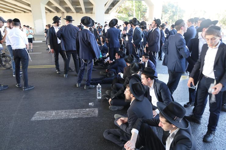 צילום: יריב כץ חרדים מפגינים בכביש 4