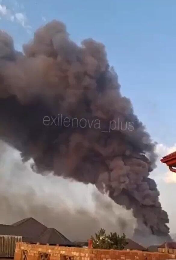 עשן מיתמר ממחסן של חברת "אוזון" באדיגיה, אחרי פגיעה של כטב"ם אוקראיני רוסיה מתקפה של כטב"ם מ אוקראינה על מחסן של חברת אוזון ב אדיגיה