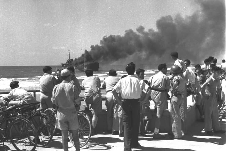 אלטלנה עולה באש מול חופי תל אביב ב-1948 (צילום: לע"מ) ארכיון 1948 אלטלנה