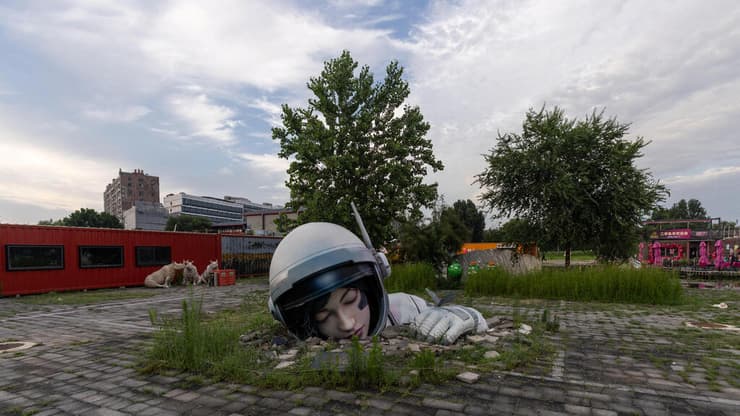 הפסל "Resonance" של האמנית הסינית יאנג ואנטינג (REUTERS/Maxim Shemetov) הפסל "Resonance" של האמנית הסינית יאנג ואנטינג בבייג'ינג, סין