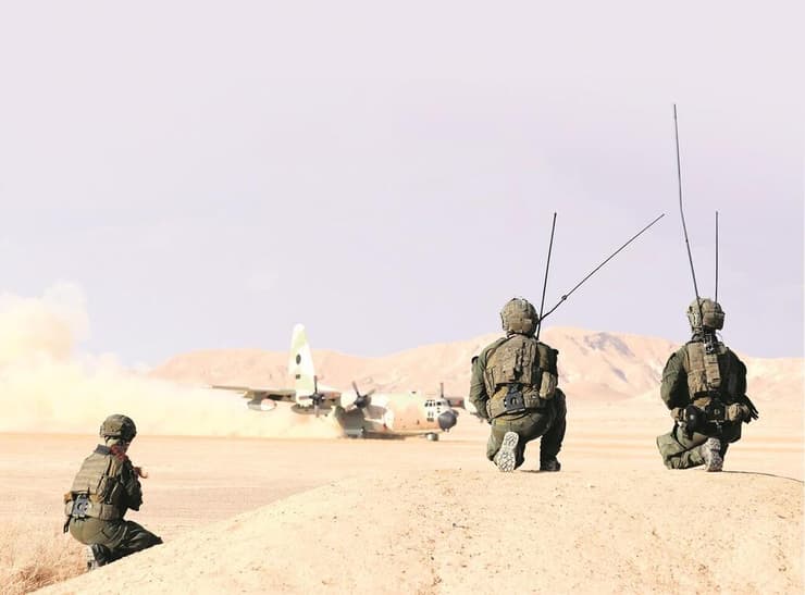 לוחמי יחידת ההנחתה הקדמית מנחיתים הרקולס באימון בדרום (צילום: גדי קבלו) לוחמי יחידת ההנחתה הקדמית מנחיתים הרקולס באימון בדרום