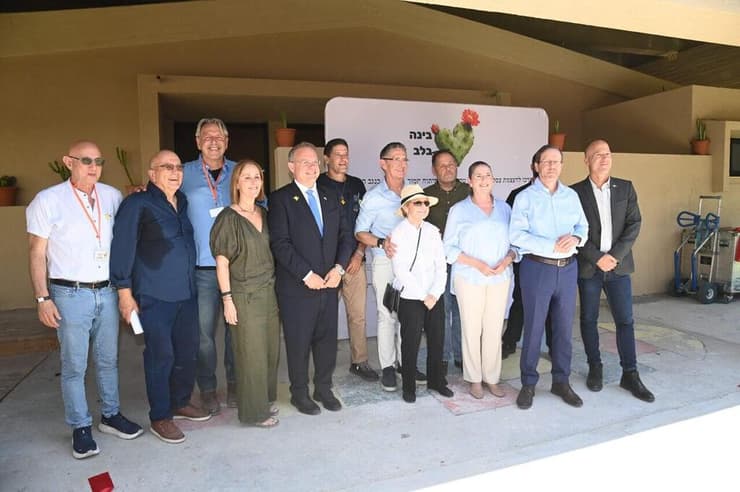 הנשיא הרצוג בטקס השקת המרכז בניר עוז. "האדמה הזו מלמדת אותנו היום כיצד ואיך צומחים החיים" (צילום: הרצל יוסף) השקת מרכז "בינה בלב" בקיבוץ ניר עוז