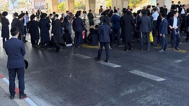 המפגינים החרדים על כביש 4 חרדים מפגינים בכביש 4