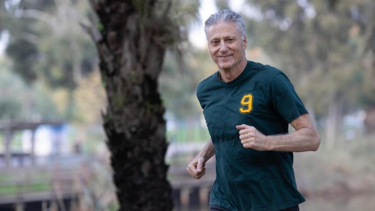 מיקי ברקוביץ' בצילום מ-2020. החשיפה של משפחתו העלתה לתודעה הציבורית את התמודדות חולי הדמנציה (צילום: טל שחר) מיקי ברקוביץ' עושה ספורט בפארק הירקון, בצילום מ-2020