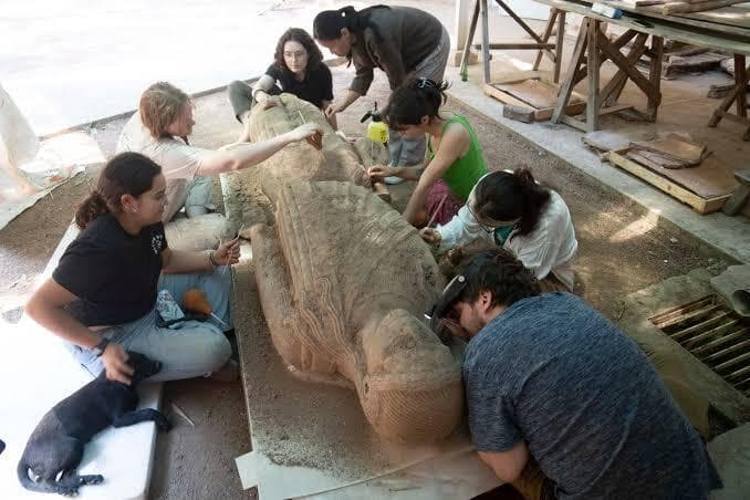 פסל השיש שהתגלה בסארדיס עובר ניקוי ראשוני (צילום: Archaeological Exploration of Sardis/President and Fellows of Harvard College) פסל השיש שהתגלה בסארדיס עובר ניקוי ראשוני