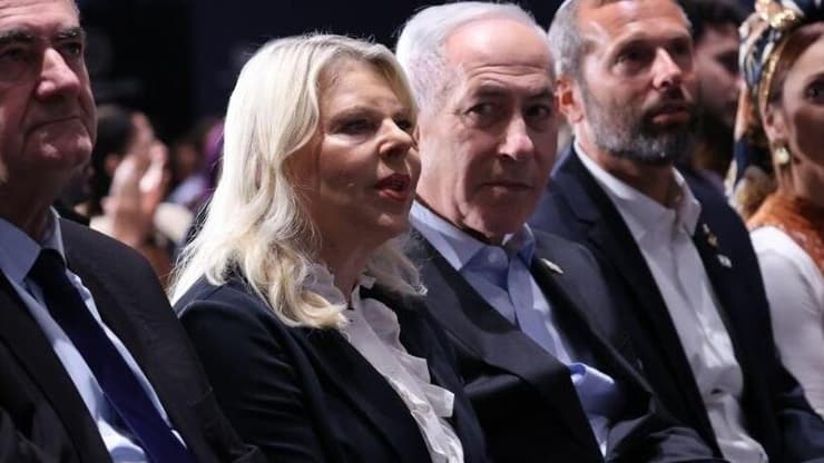 במצוקתו להגן על אישתו, נתניהו שולל את המילה ושומר את העלילה (צילום: אלכס קולומויסקי) אירוע הדגל השנתי של מועצת בנימין בירושלים
