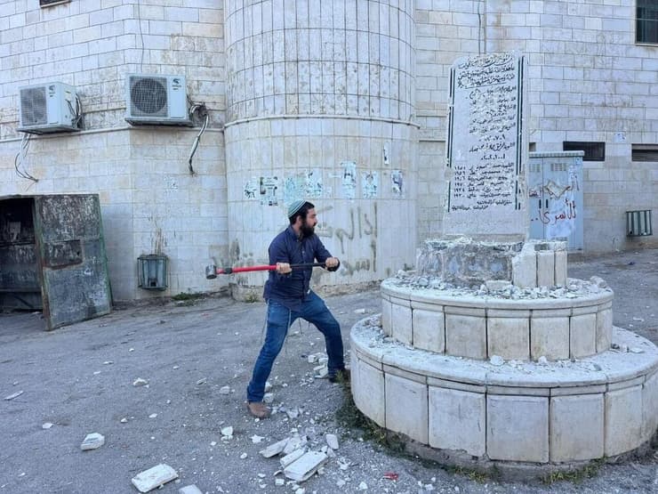 ח"כ צבי סוכות משחית אנדרטה לזכר השהידים בכפר מאדמה בדרום לשכם ח"כ צבי סוכות משחית אנדרטה לזכר השהידים בכפר מאדמה בדרום לשכם