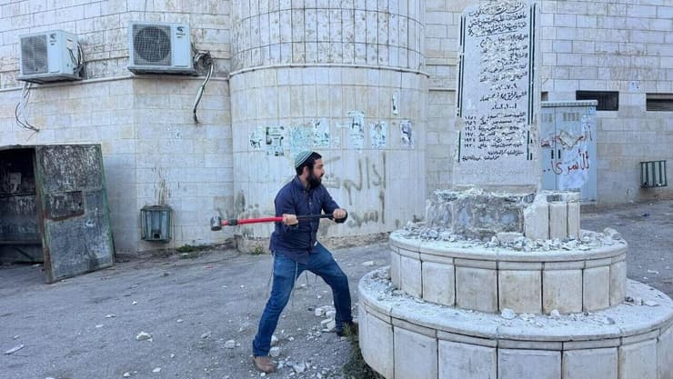 ח"כ צבי סוכות משחית אנדרטה לזכר השהידים בכפר מאדמה בדרום לשכם