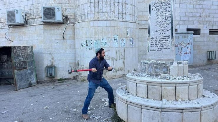 ח"כ סוכות מנתץ אנדרטה למחבלים. בינתיים הוא בחוץ ח"כ צבי סוכות משחית אנדרטה לזכר השהידים בכפר מאדמה בדרום לשכם