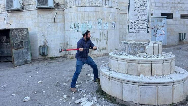 ח"כ צבי סוכות משחית אנדרטה לזכר השהידים בכפר מאדמה בדרום לשכם