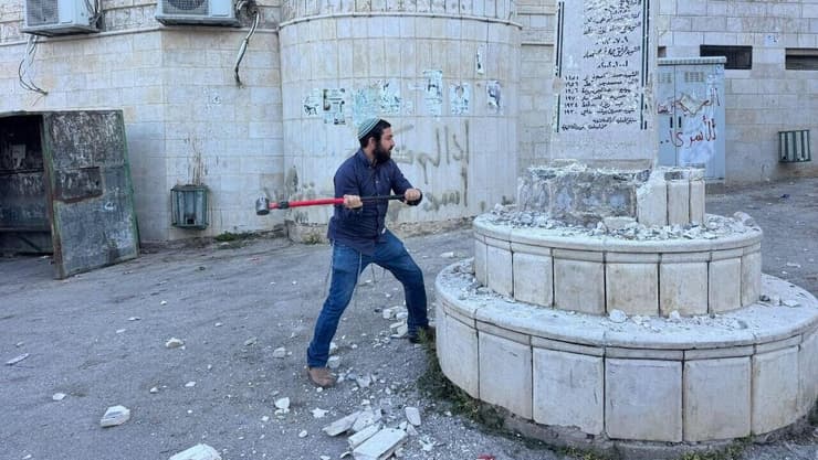 ח"כ צבי סוכות משחית אנדרטה לזכר השהידים בכפר מאדמה בדרום לשכם