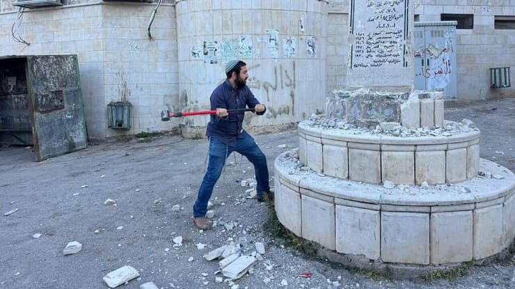 ח"כ צבי סוכות משחית אנדרטה לזכר השהידים בכפר מאדמה בדרום לשכם