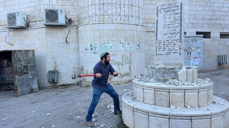 סוכות מנתץ את האנדרטה למחבלים ח"כ צבי סוכות משחית אנדרטה לזכר השהידים בכפר מאדמה בדרום לשכם