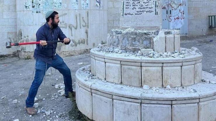 ח"כ צבי סוכות השחית אנדרטאות בכפר פלסטיני ועורר סערה בעולם ח"כ צבי סוכות משחית אנדרטה לזכר השהידים בכפר מאדמה בדרום לשכם