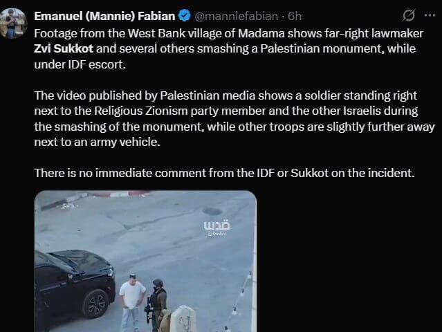 "חייל עומד ממש לידו" (צילום: מתוך X) צבי סוכות תועד מנתץ אנדרטה בכפר מאדמא שמדרום לשכם