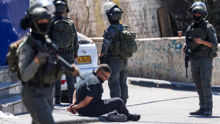 צילום: Zain JAAFAR / AFP פשיטה על מרכז אונר"א באזור קלנדיה