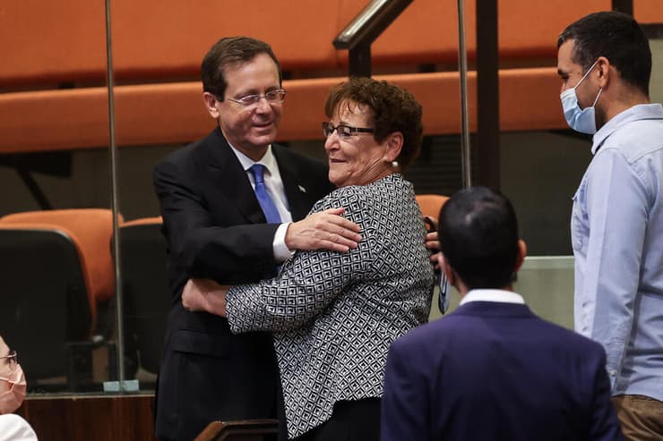 מרים פרץ עם יצחק הרצוג (צילום: אלכס קולומויסקי) מרים פרץ עם יצחק הרצוג