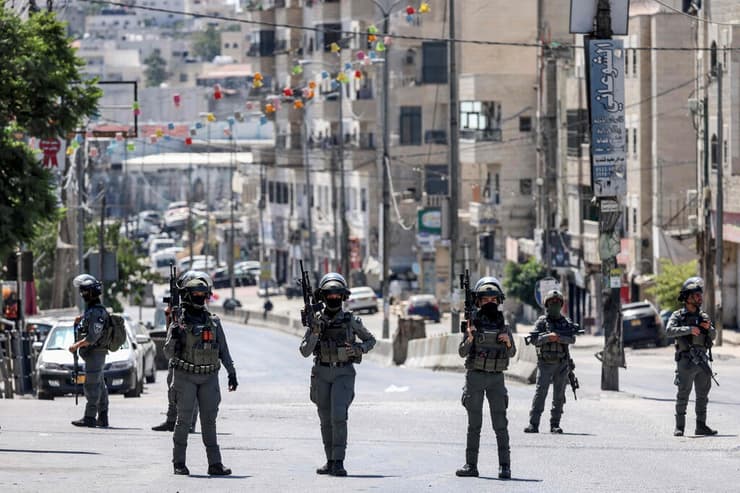 הכוחות בפשיטה (צילום: Zain JAAFAR / AFP) פשיטה על מרכז אונר"א באזור קלנדיה