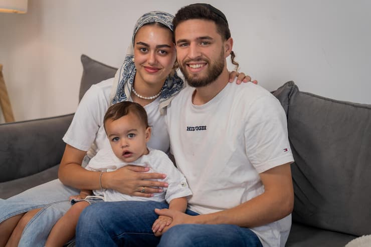 "התלוננתי הרבה על כאבי ראש חזקים, והנה בסוף גילינו מפרצת כזו גדולה". חנה פלדמן עם בעלה יעקב ובנה (צילום: שלו שלום) חנה פלדמן, אובחנה עם מפרצת גדולה במוחה בעקבות תאונה קשה, ובעלה יעקב