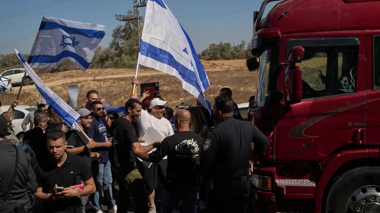 הפגנה של תושבים עוטף עזה בכרם שלום
