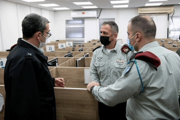 חדר מבחן הדפ"ר. ביקור רא"ל אביב כוכבי בלשכת גיוס תל-השומר, 2022. בתמונה נוכחים גם אל"ם אלון מצליח, לשעבר מפקד מיטב, ותא"ל אמיר ודמני, כיום רמ"ט אכ"א (צילום: דובר צה"ל) חדר מבחן הדפ"ר. ביקור רא"ל אביב כוכבי בלשכת גיוס תל-השומר, 2022. בתמונה נוכחים גם אל"ם אלון מצליח, לשעבר מפקד מיטב, ותא"ל אמיר ודמני, כיום רמ"ט אכ"א