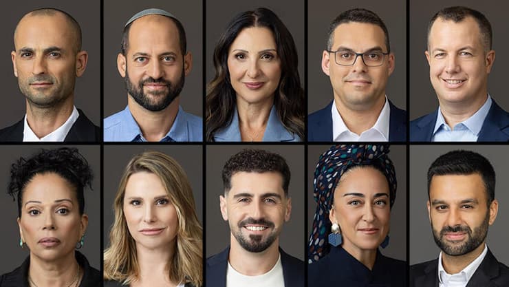 למעלה מימין לשמאל: ערן בן ארי, רונן בודנרו, פלר חסן נחום, דוידי בן ציון, אלי ג'ינו, יוסף חדאד, ללי דרעי, אביב עזרא, נטעלי שם טוב וסיגל קראוניק