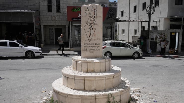 האנדרטה בכפר מאדמא (צילום: AP Photo/Majdi Mohammed) האנדרטה בכפר מאדמא