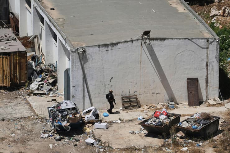 צילום: Zain JAAFAR / AFP פשיטה על מרכז אונר"א באזור קלנדיה