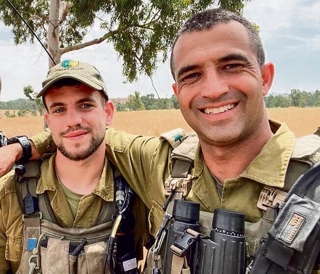 "הבן שלו בחמ"ל. החלטנו שלא מדברים על זה, מש"קיות ת"ש שיחקו איתו". אל"מ חממי עם סמ"ר תומר אחימס (באדיבות המשפחה) המח"ט, אל"מ חממי ז"ל, עם סמ"ר תומר אחימס ז"ל