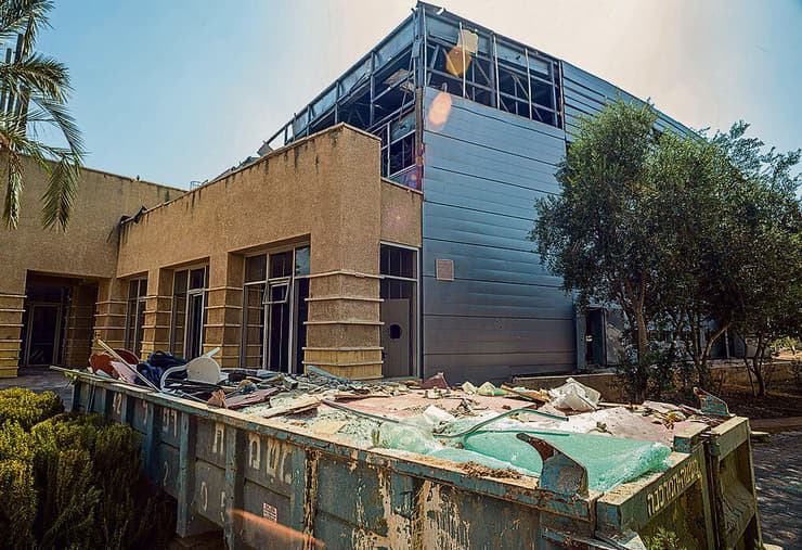 בסיס רעים 7 באוקטובר. "אני עונה לאנשים ולא מפסיקה לבכות" (יובל חן) בסיס רעים 7 באוקטובר. “הרגשתי שהכל מתנפץ לי בפרצוף, כאילו הכל היה שקר"