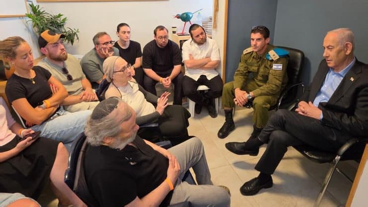 נתניהו בניחום אבלים אצל משפחתו של יהודה כץ ז"ל (צילום: יעקב לדרמן) נתניהו בניחום אבלים אצל משפחתו של יהודה כץ ז"ל