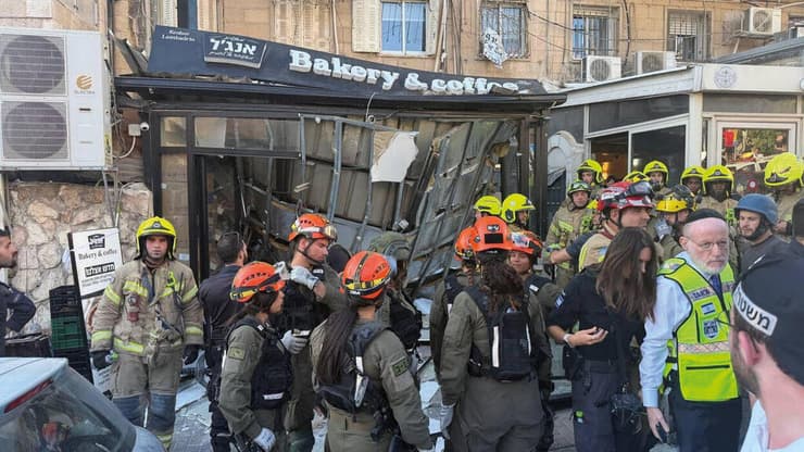 קריסת המרפסת בירושלים (צילום: גיל יוחנן) קריסת המרפסת בירושלים
