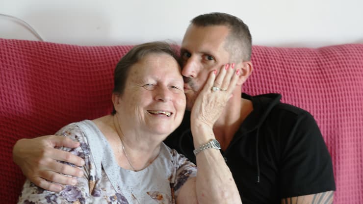 אופיר רובינשטיין ואמו בלהה שמתמודדת עם אלצהיימר