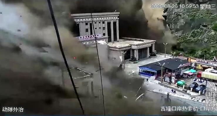נפאל אסון שיטפון שיטפונות הצפות ליד גבול טיפט רגע הגעת המים