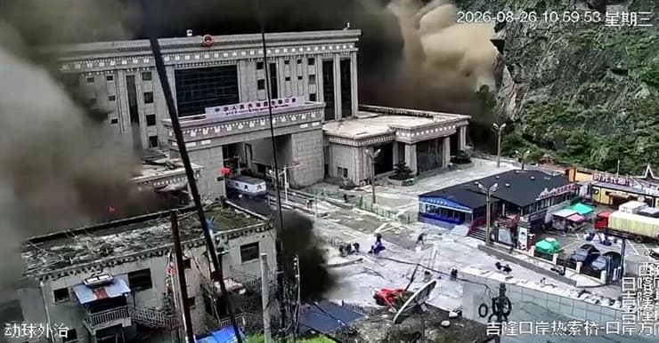 נפאל אסון שיטפון שיטפונות הצפות ליד גבול טיפט רגע הגעת המים